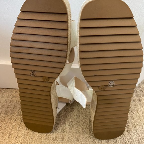 Liz Claiborne Memory Foam White Wedge Almost New with tags - Picture 5 of 6